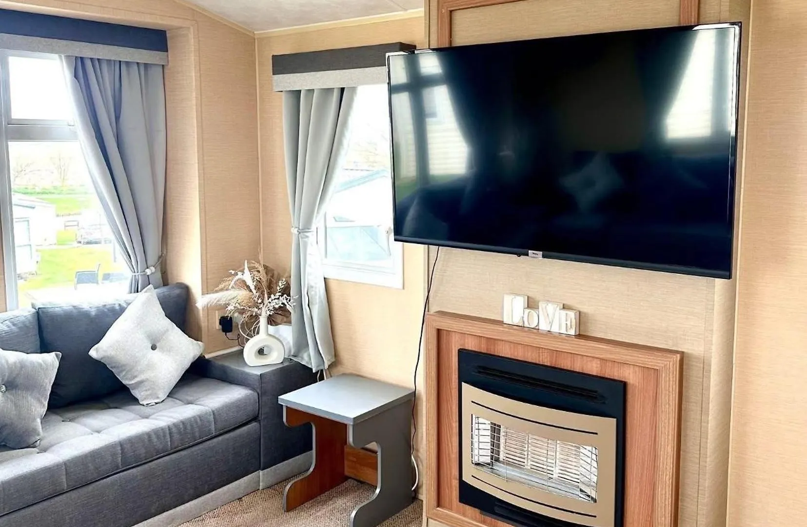 Resort 3 Bedroom 8 Birth Caravan - Sand Le Mere Tunstall