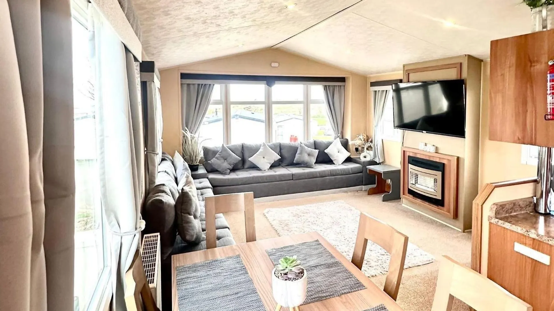 3 Bedroom 8 Birth Caravan - Sand Le Mere Tunstall
